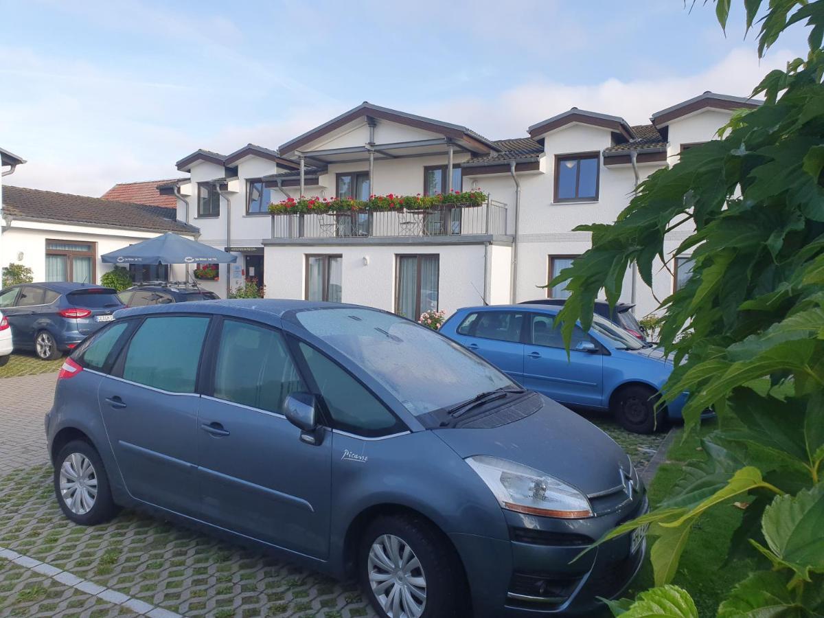 Hotel-Pension Pastow Garni Broderstorf Exterior photo
