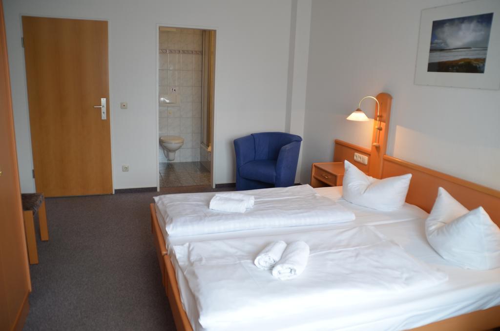 Hotel-Pension Pastow Garni Broderstorf Exterior photo